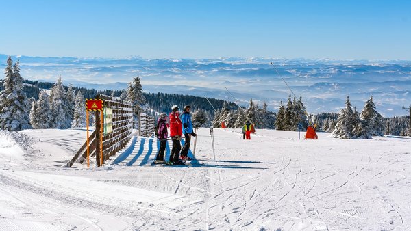 Skijaši na osunčanim padinama Kopaonika